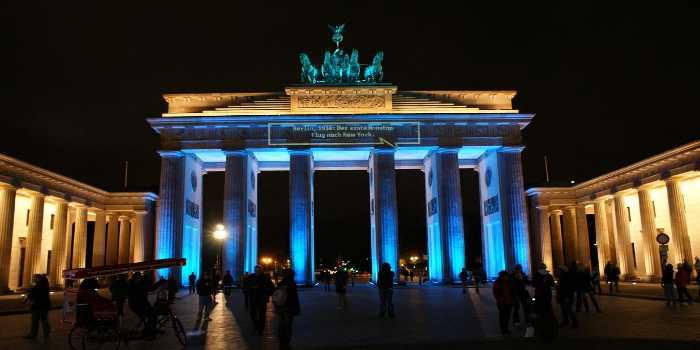 Das Brandenburger Tor bei Nacht blau ausgeleuchtet