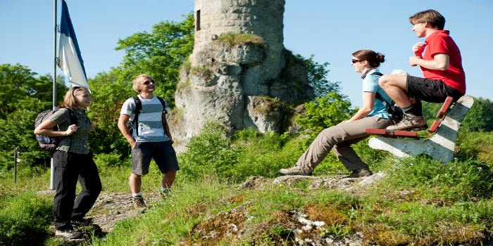 4 Personen machen eine Pause während der Wanderung