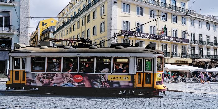 Eine kleine bunte Straßenbahn im Zentrum von Lissabon