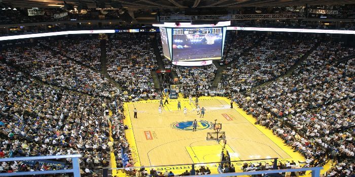 Ausverkauftes Basketball Stadion wo gerade gespielt wird