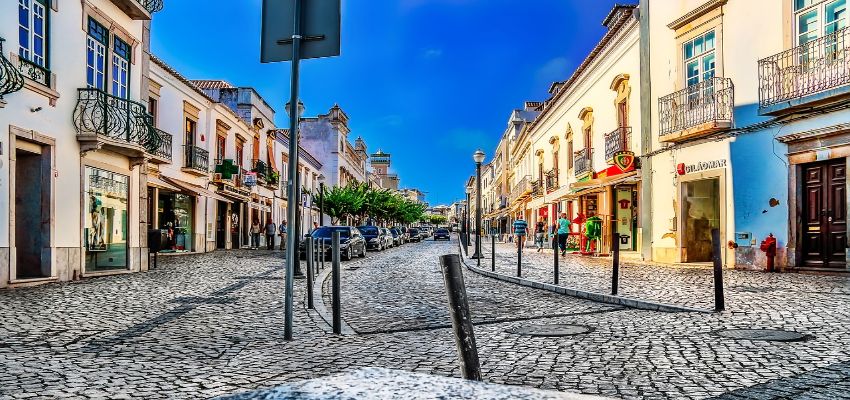 Innenstadt von Tavira mit alten Gebäuden und Kopfsteinpflaster.
