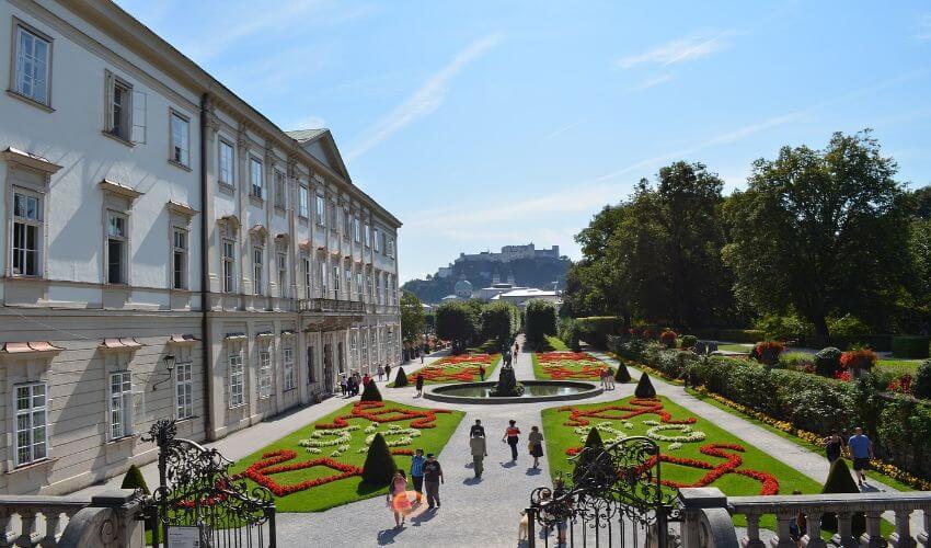 Ein schöner Schlossgarten mitten in der Stadt Salzburg.
