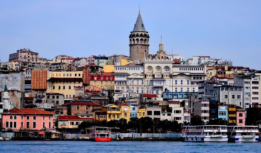 Ein Bild von Istanbul, wo der Galata-Turm über die Häuser ragt.