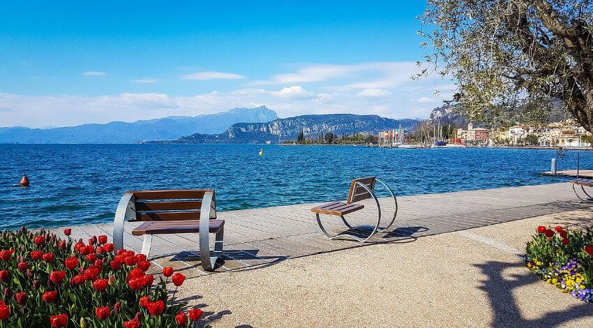 2 Sitzbänke mit Sicht auf dem Gardasee laden zum Verweilen ein.