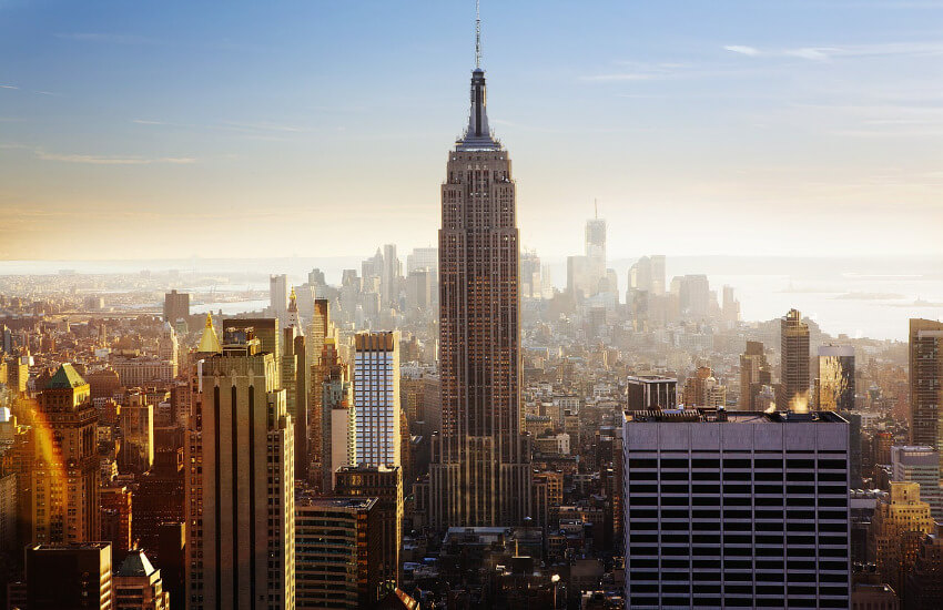 Das Empire State Building ragt über die anderen Wolkenkratzer hinaus.