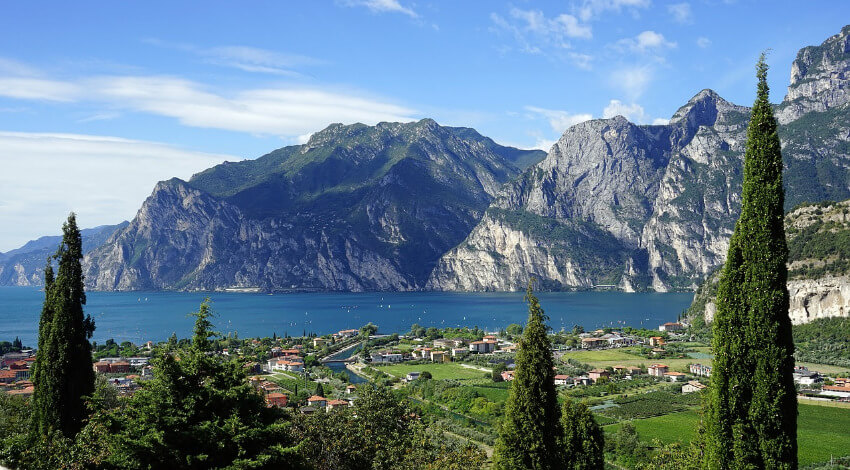 Der Gardasee und im Hintergrund die Berge.