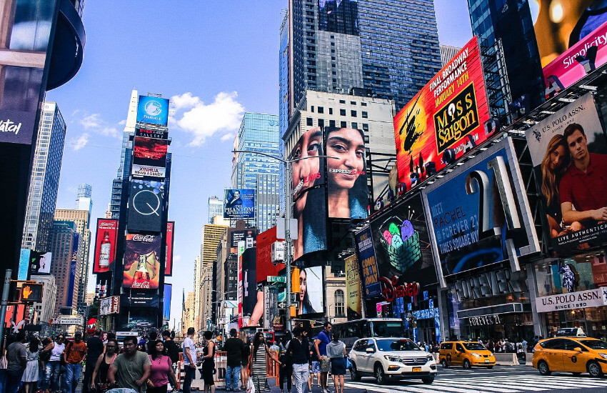 Der Times Square mit seinen vielen bunten Reklametafeln.