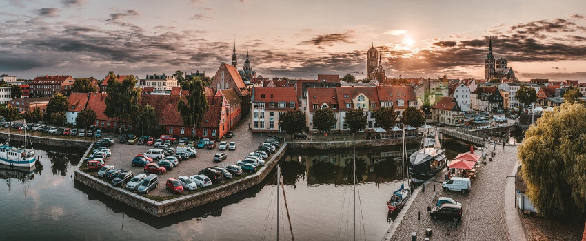Die Altstadt von Stralsund bei Sonnenuntergang.