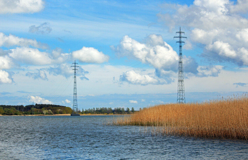 Blick über das Meer von Stralsund aus bei leicht bewölktem Himmel.