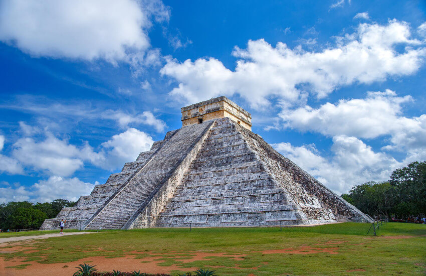 Eine Pyramid aus weißem Kalkstein.