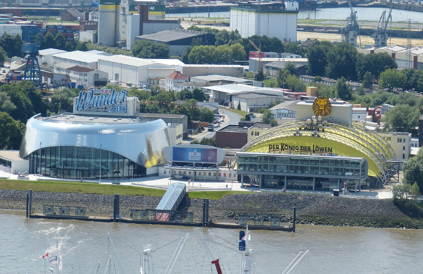 Die beiden Musical-Spielstätten an der Elbe in Hamburg.