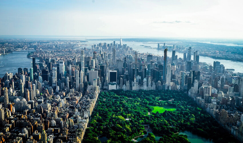 Der grüne Central Park von New York umgeben von den Wolkenkratzern vom Stadtkern Manhattan.