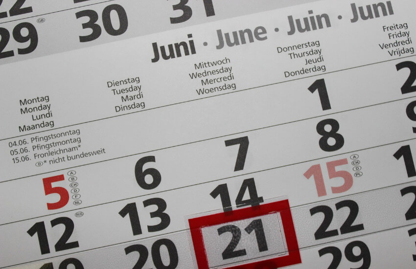 Kalender Juni mit rot markierten Feiertagen.