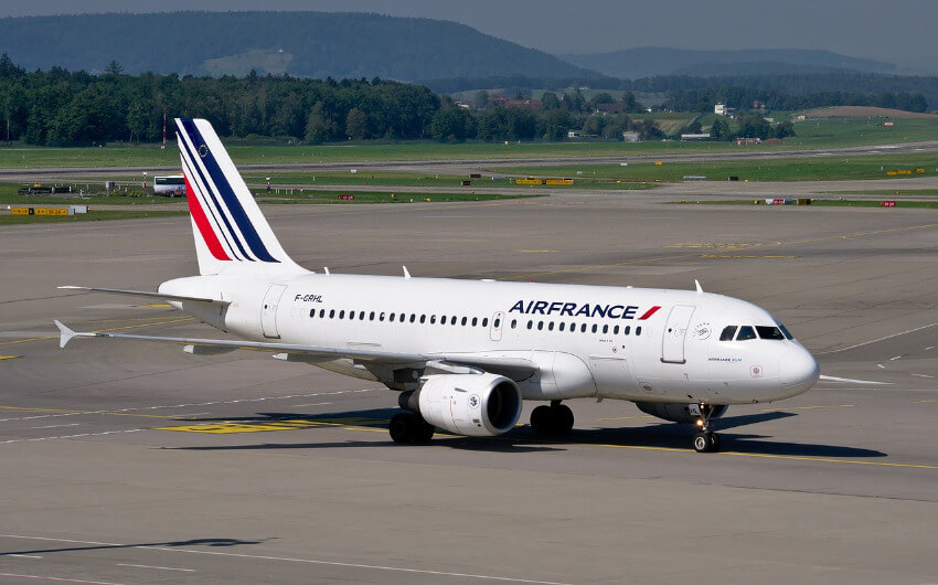 Ein Airbus A319 mit dem Logo und Schriftzug von Air France.
