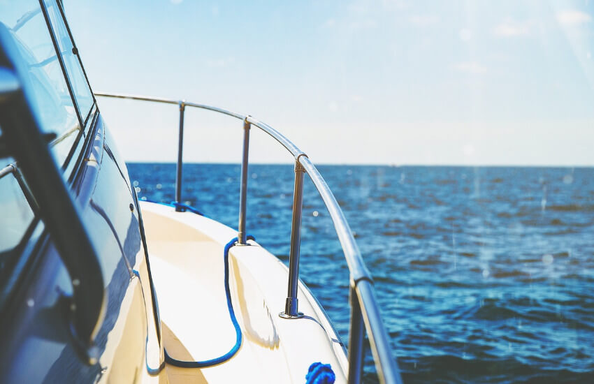 Der Bug einer Yacht mit Blick auf das offene Meer.