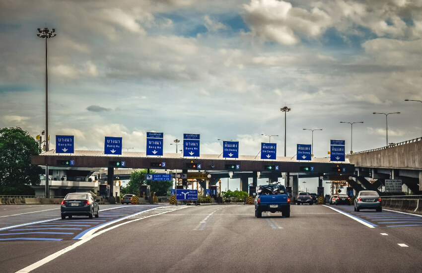 Eine Mautstation mit blauen Hinweisschildern, um sich richtig einzureihen.