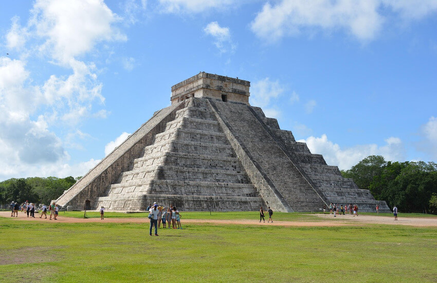 Kukulcán Pyramide Große, steinerne Stufenpyramide (Temple of Kukulcán/El Castillo) in Chichén Itzá, Mexiko, an einem sonnigen Tag.