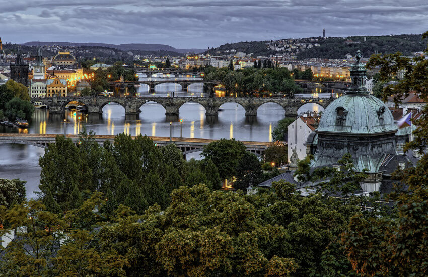 Karlsbrücke Blick auf die Karlsbrücke über die Moldau in Prag mit der historischen Stadt im Hintergrund.